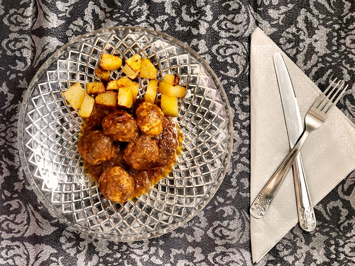 Albóndigas En Salsa De Tomate Y Zanahorias Y Patatas Asadas Procavi