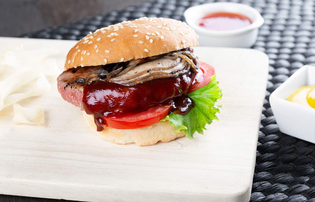 Hamburguesa de pavo con cebolla, champiñon, queso cheddar, salsa barbacoa y yuca frita